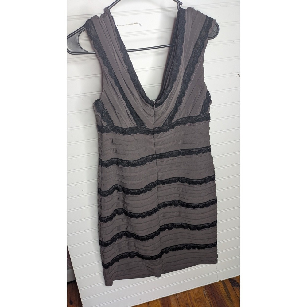 Adrianna Papell Womens V Neck Dress 12 Purple Black Lace Tiered Sleeveless Y2k - Picture 3 of 9